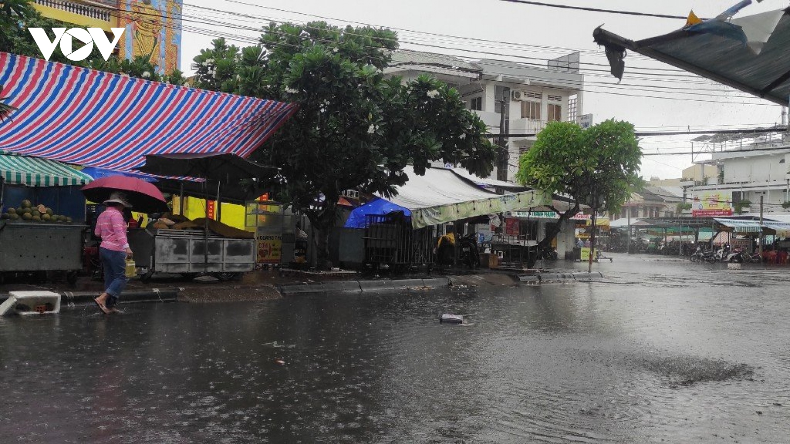 Bạc Liêu: Nhiều tuyến đường nội ô ngập nặng sau cơn mưa lớn kéo dài
